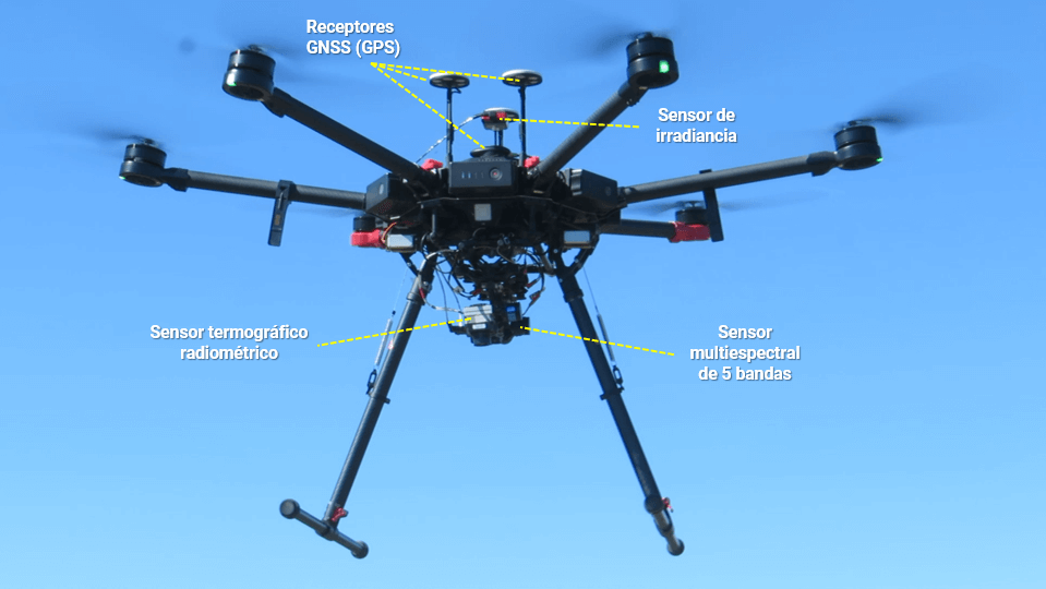 Figura 1: Dron Industrial equipado con sensor termográfico radiométrico y cámara multiespectral de 5 bandas, empleado para capturar la información requerida para generar el reporte de Diagnóstico Hídrico y los mapas de índices vegetacionales (NDVI y otros).