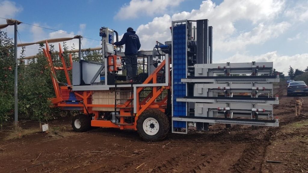 Figura 1. Vista lateral del FFRobot para la recolección automatizada de manzana y otros frutos con el supervisor de la misma y los 6 brazos robóticos posicionados a diferentes alturas.