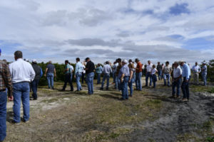 O dia de campo foi bem frequentado, e os smartphones estavam em ação para capturar imagens da máquina em ação. (Foto de Frank Giles)